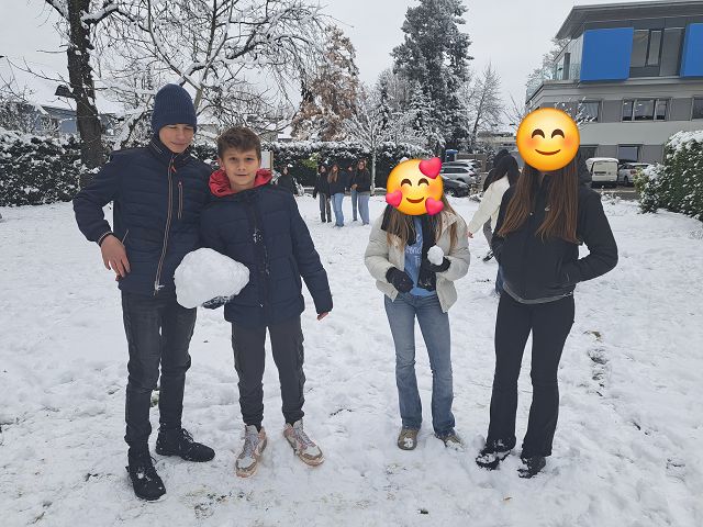 3D-Figuren im Schnee – Klasse 4b zeigt Kreativität!